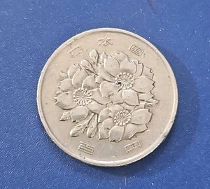  (1973)  Japan 100 Yen Showa World Coin - Y# 82 - Picture 1 of 2