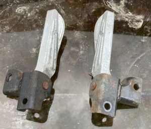 PEUGEOT TWEET 125 BACK FOOT PEGS AND BRACKETS 2014 - Picture 1 of 2