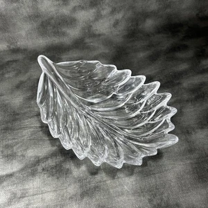 Hermoso plato central grande ornamentado en forma de hoja de vidrio (¿alemán?) Pesado - Imagen 1 de 5