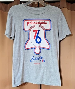 PHILADELPHIA 76ERS MITCHELL & NESS LIBERTY BELL SMALL NBA HARDWOOD CLASSICS TEE - Bild 1 von 7
