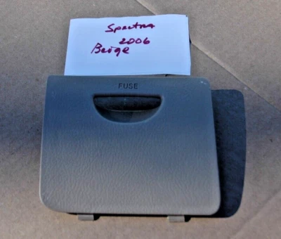 Puerta interior de caja de fusibles para tablero Kia Spectra 2004-2006 con gráfico OEM beige Foto 1 de 2