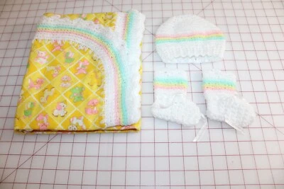 Juego de mantas bebé franela animal bebé vintage. Hecho a mano con sombrero y botines. Foto 1 de 4