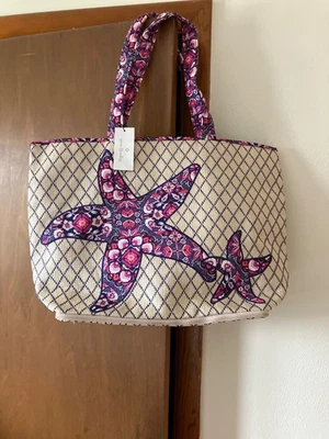 BOLSO DE PLAYA VERA BRADLEY MEDALLÓN MAGENTA RETIRADO COMO NUEVO CON ETIQUETA GRANDE PRECIO DE VENTA SUGERIDO POR EL FABRICANTE 89 USD Foto 1 de 4