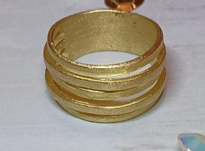 Anello impilato scultoreo tono oro smerigliato, asimmetrico, misura 8 - Foto 1 di 11