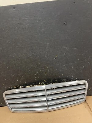 Parrilla superior delantera Mercedes Clase C 2001 a 2007 OEM E4963 DG1 Foto 1 de 4