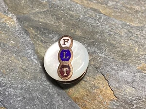 Antiguo prendedor de insignia de perla FLT madreperla compañeros extraños masónicos con tornillo trasero 1902 - Imagen 1 de 5
