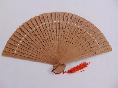 Ventilador de mão vintage 1960 esculpido em sândalo bege laranja borla novo na caixa #67 - Imagem 1 de 4