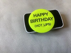 Insignia vintage de labios calientes de feliz cumpleaños - Imagen 1 de 3