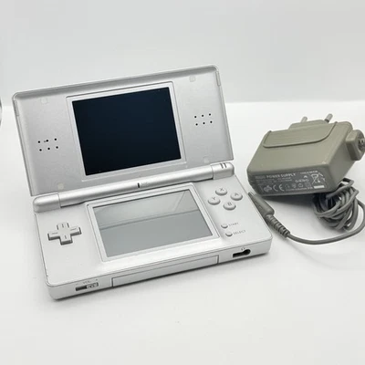 NINTENDO DS LITE GRIGIO - 100% ORIGINALE TESTATO E FUNZIONANTE + CARICATORE - Immagine 1 di 4