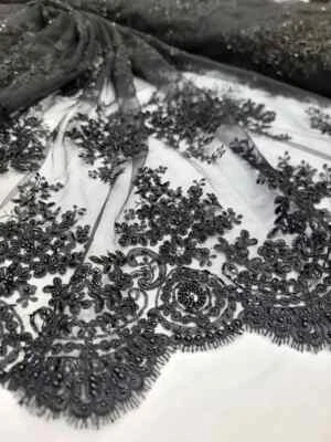 **Tela de encaje bordada con cuentas negras por yarda - Diseño floral festoneado para Foto 1 de 4