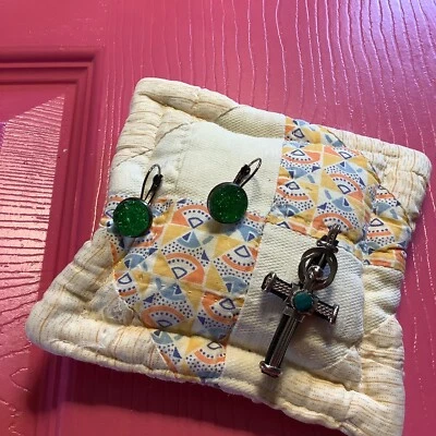 Colgante Cruz Y Pendientes Brillantes Redondos Verde Foto 1 de 4