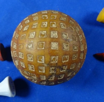 ANTIQUE VINTAGE MESH GOLF BALL "DUNLOP"  4 VINTAGE GOLF TEES  DISPLAY BOX - Image 1 of 4
