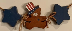 Sombrero colgante de oso de madera pintado a mano del Tío Sam y dos estrellas azules 4 de julio - Imagen 1 de 9