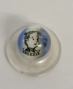 De colección SKEEZIX Gasoline Alley Personaje de Cómic Azul, Blanco y Tostado Vidrio Mármol - Imagen 1 de 5