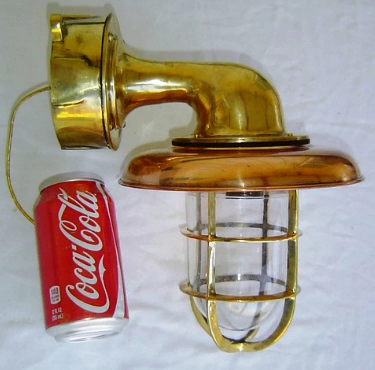 EXTERIOR WALL MOUNT NAUTICAL BULKHEAD LIGHT FIXTURE WITH COPPER SHADE Foto 1 de 4