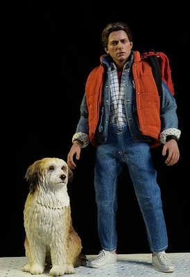 Hot Toys Regreso al Futuro Parte I Marty McFly Y Einstein ESCALA 1:6, ESPECTÁCULO LATERAL Foto 1 de 2