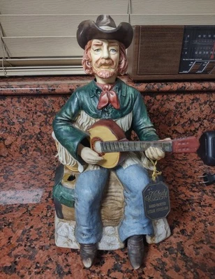 Porcelana bisque pintada a mano Melody in Motion.Funciona perfectamente. Foto 1 de 4