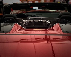 Deflector de viento Stingray Corvette C7 iluminado Wind Restrictor® grabado y rojo  - Imagen 1 de 7