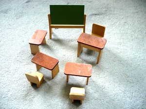 kleine Puppenschule aus Holz - Bild 1 von 12