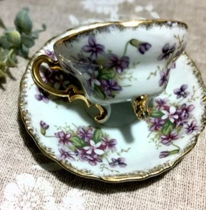 Vintage 3 footed tea cup and saucer - Picture 1 of 10