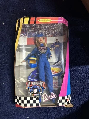 Vintage 1998 Edição de Colecionador NASCAR 50º Aniversário Mattel CAIXA DANIFICADA BARBIE - Imagem 1 de 4