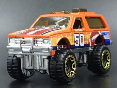 1982-1994 Chevy Chevrolet Blazer 4X4 Arancione 1:64 Diorama Scala Modellino Car - Immagine 1 di 4