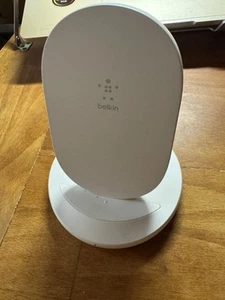 Belkin BoostCharge drahtloser Ladeständer, 15 W (Qi-Ladeständer) Universal - Zdjęcie 1 z 4