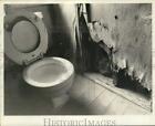 1977 Press Photo Dilapidated Bathroom In A Slum Home - Noc63204