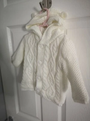 Cárdigan con capucha tejido con cable grueso blanco orejas de conejo 0-3 Foto 1 de 4