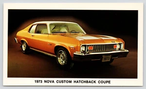 1973 Chevrolet Nova Custom Hatchback Coupe - Automobil Werbe Postkarte - Bild 1 von 2