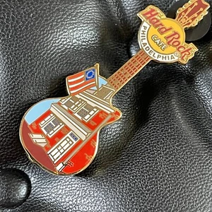PHILADELPHIA USA🎸Hard Rock CAFE®HRC PIN☑️2014 Colonial Home BETSY ROSS Gitarre🎗 - Bild 1 von 3