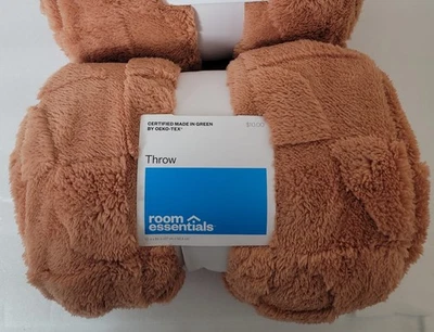 Manta geométrica de piel de oveja sintética jacquard - Room Essentials Foto 1 de 4