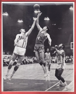 1967   JERRY SLOAN   VS   JERRY LUCAS   OSCAR ROBERTSON     TYPE 1    PHOTO  A - Image 1 of 2