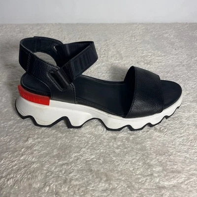 Sandalia SOREL 12 Kintetic para mujer blanca y negra cuña cómoda correa en Y Foto 1 de 4