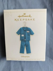 2006 Lifesavers Blue Cloth Scrubs Stethoscope Hallmark Keepsake Ornament NEW NIB - Picture 1 of 2