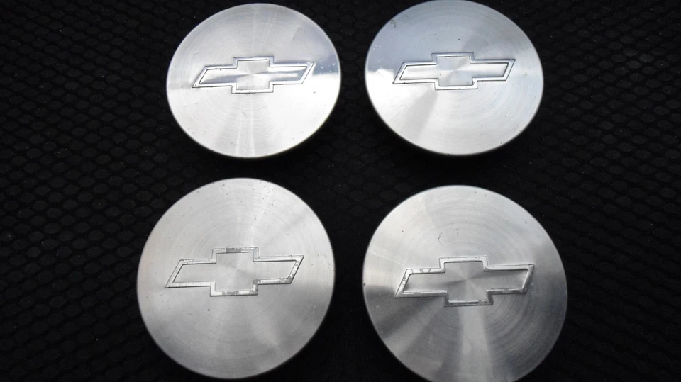 Juego de tapacubos centrales plateados Chevy Lumina LS, Impala, Monte Carlo x4 OEM usado Foto 1 de 4