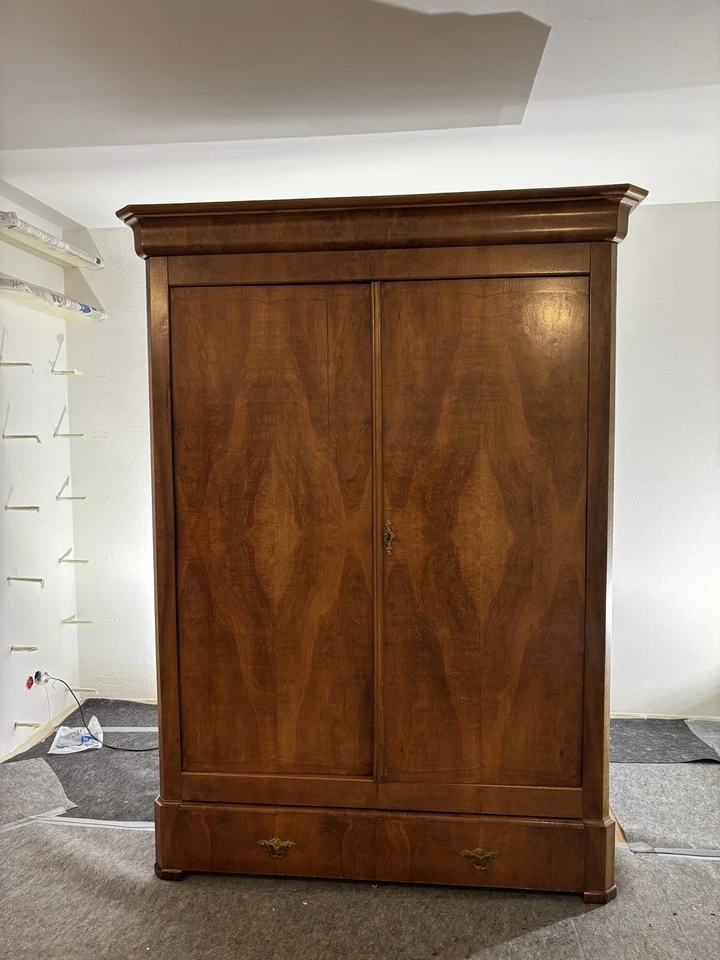 Antiker Kleiderschrank aus Echtholz- Top Zustand - Bild 1 von 1