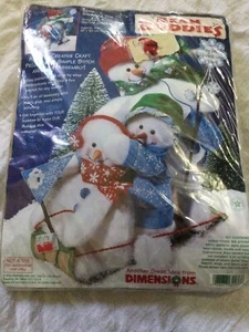 Dimensions Bean Buddies Sledding Trio # 62176 Kit 12” Feltro Pupazzo di Neve Natale - Foto 1 di 2