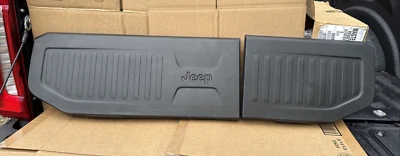 TAMPAS DE LIXEIRA DE ARMAZENAMENTO INFERIORES TRASEIRAS JEEP GLADIATOR 6LT89TX7AC SOMENTE TAMPAS DE PEÇA DO FABRICANTE - Imagem 1 de 4
