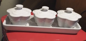 LE CREUSET GRES Blanco PETITE RAMEKIN FLOR COLECCIÓN SET DE 3 Nuevo - Imagen 1 de 5