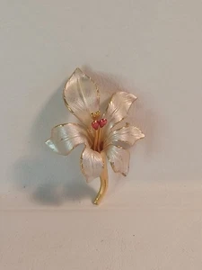 Vintage Signed Cerrito White & Red Enamel Lily Brooch w/ Gold Plated Edges - Picture 1 of 4