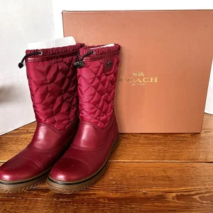 Coach Damen Stiefel Größe 7,5 Samara Kirsche gesteppt Kordelzug Schnee Winter A00363 - Bild 1 von 16