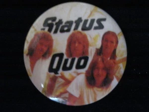 Status Quo-Disparo de Grupo-Blanco-Pequeño-Botón-Insignia-De colección Años 80-Raro - Imagen 1 de 1
