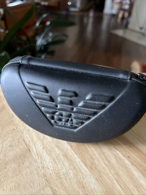 Estuche para gafas de sol Giorgio Armani solo negro imitación cuero cremallera estuche blando Foto 1 de 4