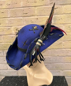 Unisex Azul Envejecido Tricornio Pirata Sombrero Renacimiento Cuero Plumas 57cm (RP - Imagen 1 de 8