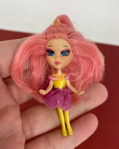 Barbie ❤ Peek a Boo Petites ❤ Mini B Miniature Pink & Yellow Doll - Bild 1 von 3