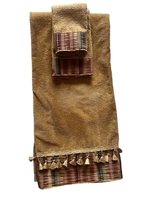 Juego de toallas de baño de colección Avanti decorativas a rayas adornadas con borla dorada Foto 1 de 4