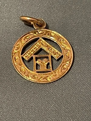 9ct Masonic Pendant / Fob Birmingham 1974 Believed to be a past master's jewel - Image 1 of 3