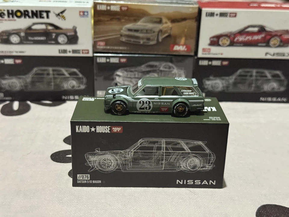 KAIDO HOUSE x MINI GT DATSUN 510 VAGÓN #23 FIBRA DE CARBONO VERDE KHMG076 “CAJA ABIERTA” Foto 1 de 4