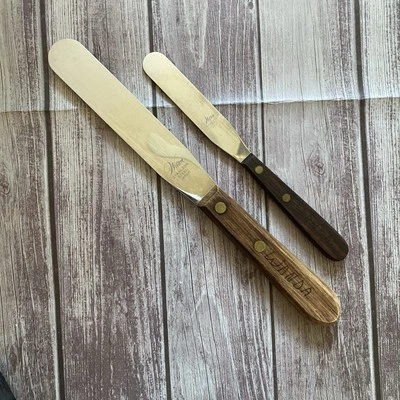 Dos espátulas esparcidores de glaseado para pasteles Wilton de colección con asas de madera de 8" y 11" Foto 1 de 4